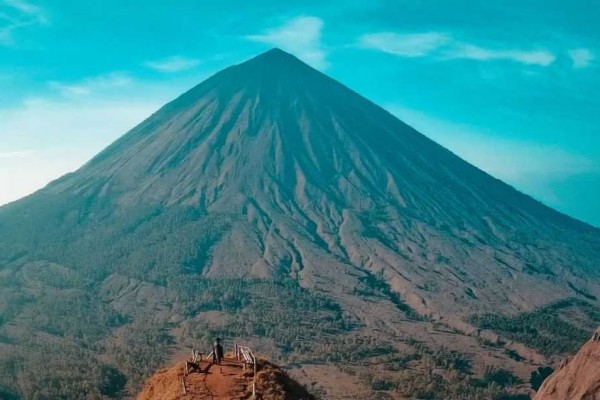 Gunung Inerie Nan Anggun di Kota Bajawa gununginerie
