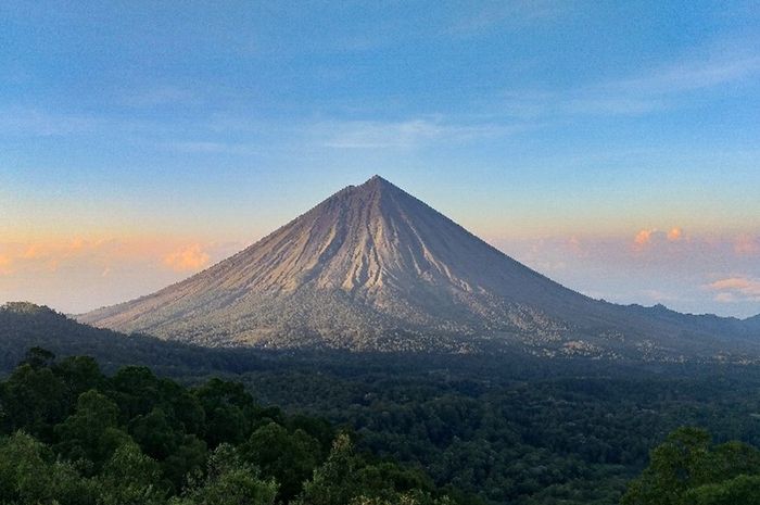 Der anmutige Mount Inerie in der Stadt Bajawa