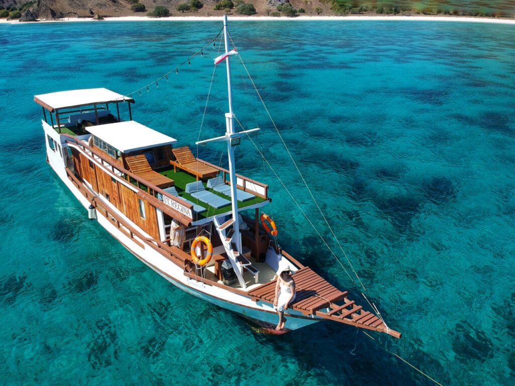 SAILING PHINISI KOMODO 2022